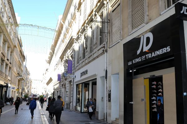 Les commerces de la rue Saint Ferréol à Marseille très impactés par les événements à l'approche de Noël.