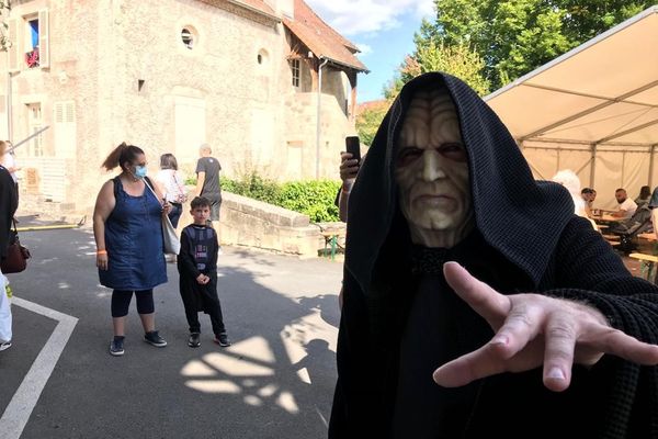  En balade à Cusset dans l'Allier, les 11 et 12 septembre vous pouvez croiser le numéro un des méchants de la saga Star Wars : Dark Sidious le seigneur noir des Sith