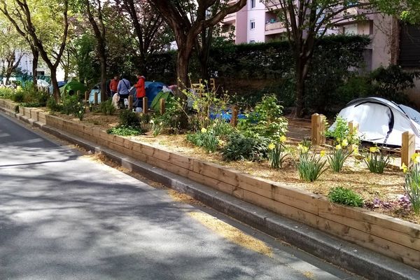 Il s’agit de l’un des trois Campements du quartier de la Part-Dieu à Lyon, dont s’occupe actuellement l’association  "ESPOIR". Cette dernière effectue des maraudes quotidienne pour venir en aide à une trentaine de personnes sans domicile fixe.