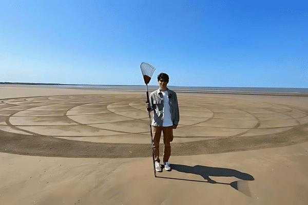 Pierre-Louis Cullier dessine sur le sable des plages des œuvres "effet mer"