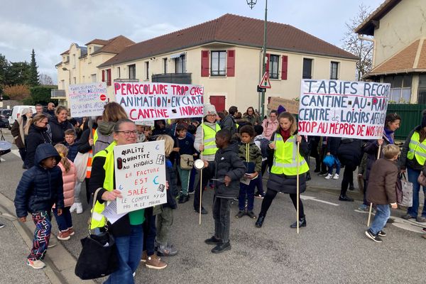 120 parents et enfants ont défilé dans les rues d'Orgeval pour protester contre la qualité de la cantine et du centre de loisirs.