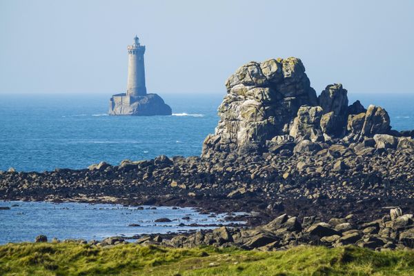 Le chenal du Four qui porte le nom de son phare emblématique, est un des passages permettant d'accéder ou de quitter la mer d'Iroise.