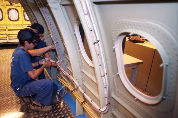 Des jeunes apprentis apprennent leur futur métier à l'école d'Airbus.