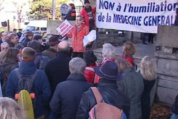 150 généralistes de la région ont manifesté devant l'ARS à Lyon.