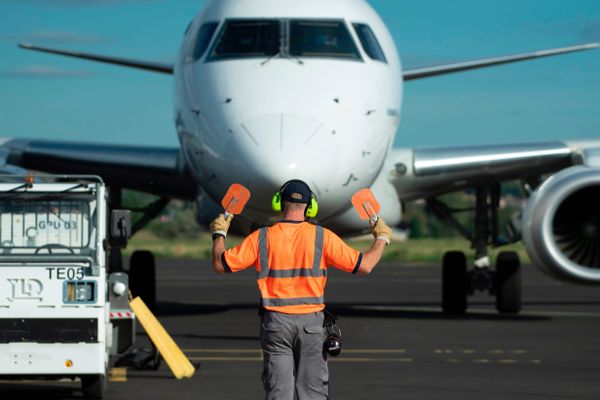 Un avion prépare son envol sur un tarmac d'aéroport - Photo d'illustration 