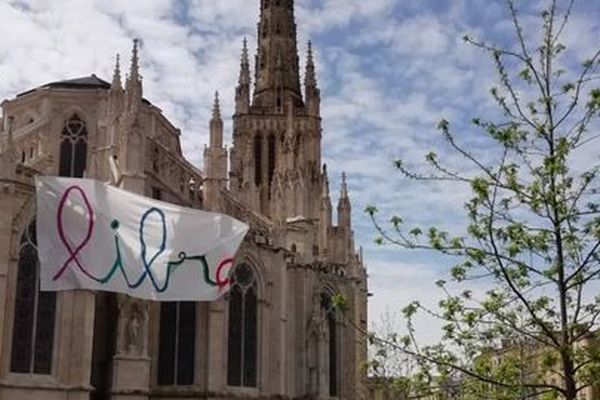 La banderole avait été découverte le dimanche 12 avril sur la cathédrale.