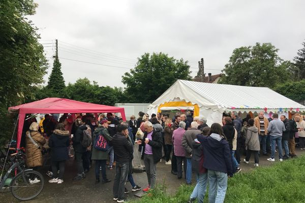 Plusieurs centaines de personnes s'étaient rassemblées lors de fêtes des voisins.