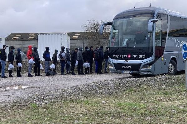 Des migrants sont évacués de la zone des Dunes, le 4 novembre 2021 à Calais.