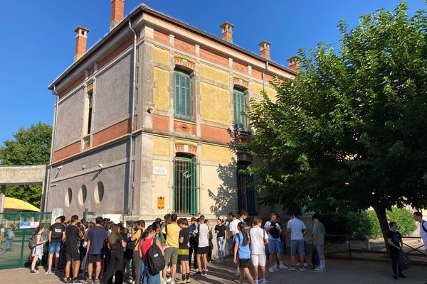 Rentrée des élèves pour le début du brevet des collèges au collège Ferrié de Draguignan. Environ 190 élèves y passent le brevet aujourd’hui et demain mardi 27 juin.