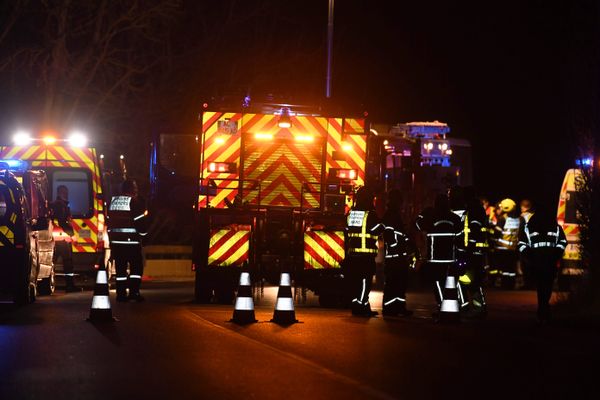 Malgré l'intervention rapide des secours, le conducteur de la voiture est décédé.