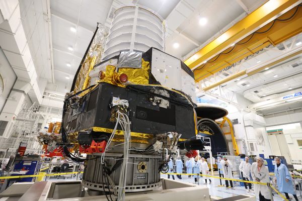 Le télescope spatial européen Euclid repose encore dans une salle stérile,
à Cannes, chez Thalès.