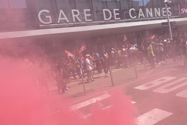 Dès l'origine, la CGT comptait parmi les membres du conseil d'administration de l'événement. Ce mardi, un groupe de manifestants devant la gare de la ville.