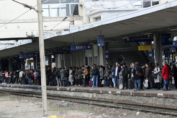 Les voyageurs attendent un train pour Strasbourg en gare de Mulhouse, le 3 avril.