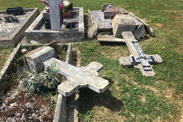 Pendant la nuit, les tombes de 63 sépultures avaient été vandalisées.