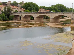 L'Orb en période de sécheresse entre le Pont-Neuf et le Pont-Vieux, à Béziers - Illustration.