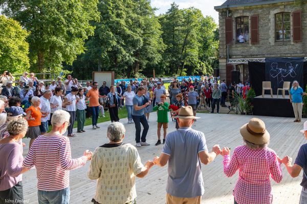 Une famille de sonneurs devant le manoir de Tronjoly à Gourin lors des championnats de musique traditionnelle de 2023.