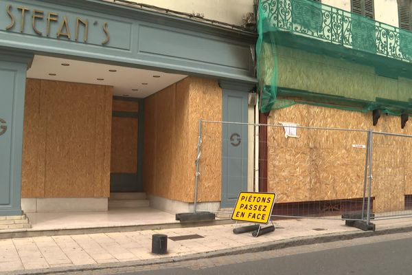 Un mois après les émeutes, de nombreux commerces de la Rue Dorée, à Montargis, n'ont pas encore pu rouvrir leurs portes.