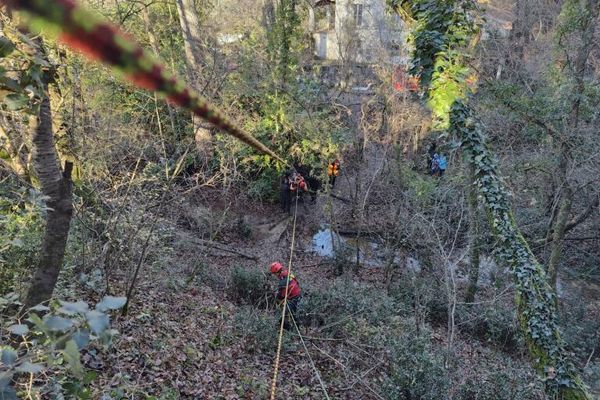 Une dizaine de pompiers et une équipe de Sapeurs-Pompiers spécialisés en Secours en Milieu Périlleux (SMPM).