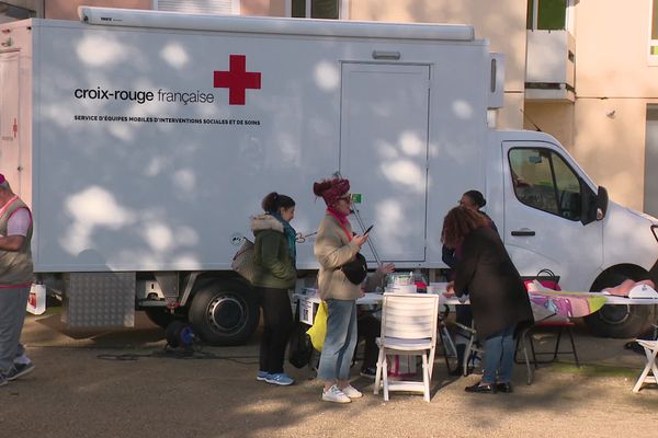 À l'occasion d'octobre rose, la Croix Rouge organise des opérations de sensibilisation au cancer du sein. Reportage dans un quartier prioritaire de la ville, à Bourg-en-Bresse, dans l’Ain.