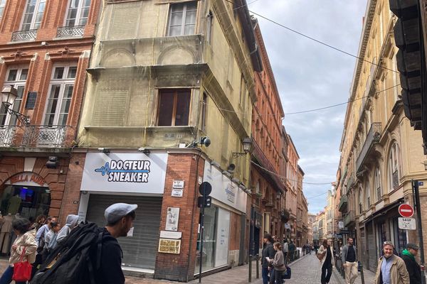 L'immeuble situé au 41 rue des changes et au coin de la 16 rue Temponières, à Toulouse, en Haute-Garonne, est interdit d'accès et d'exploitation en raison d'un risque d'effondrement. Des travaux doivent être effectués.