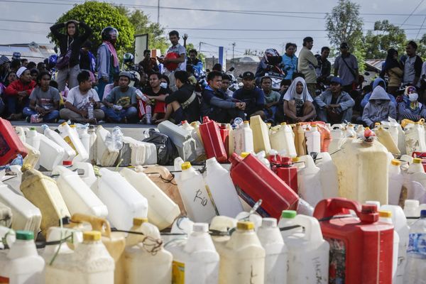 Attente pour le carburant à la station service de Palu, Indonésie (1er octobre 2018)