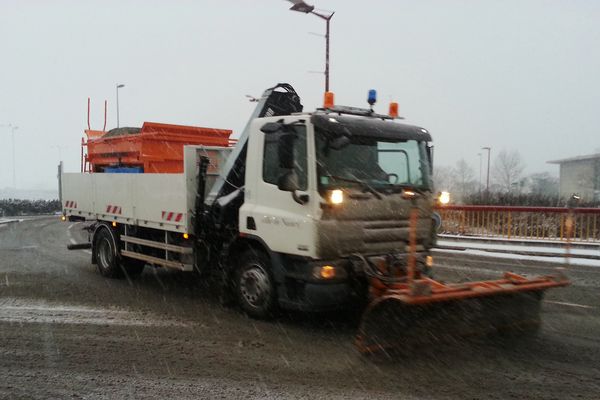 Une saleuse en action à Nancy mardi 15 janvier 2013.