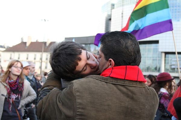 Le 27 janvier 2013, plus de 100000 personnes manifestent dans les rues de Paris pour le mariage pour tous.