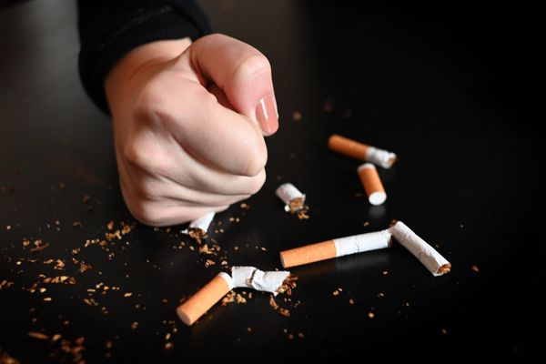 Le mois de novembre est l'occasion de tenter d'arrêter la cigarette avec le Mois sans tabac. "Quand on arrête 30 jours, on a 5 fois plus de chances de se débarrasser complètement du tabac", souligne une tabacologue.