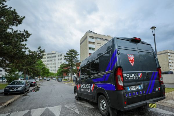 Patrouille de police dans le quartier de Fontbarlettes à Valence après la série de meurtres en 2023. Depuis deux ans, deux quartiers de la ville sont le théâtre d'une guerre de territoire pour les trafics de stupéfiants.