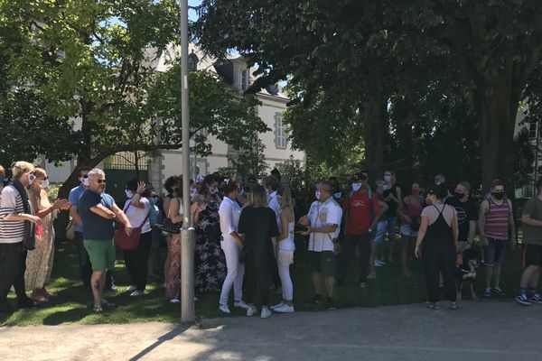 Les professionnels de la nuit à La Roche-sur-Yon pour manifester leur désarroi face à l'obligation qui leur est faite de fermer leurs discothèques jusqu'au 21 septembre