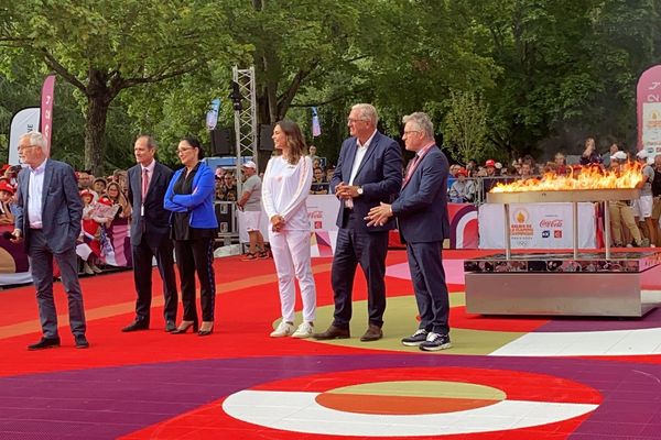 Relais de la flamme olympique : Marine Lorphelin, dernière relayeuse, a allumé le chaudron en clôture de la 55e étape