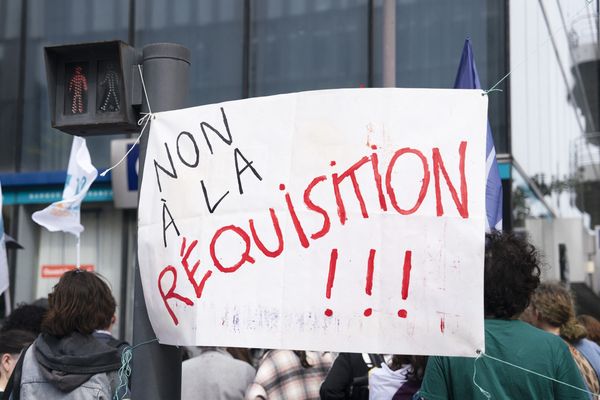 Une manifestation contre les expulsions des étudiants pour les Jeux de Paris, devant le ministère des Sports et des JO, le samedi 6 avril 2024.