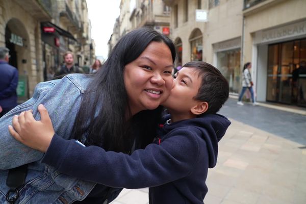 Une mère et son fils rue Sainte-Catherine à Bordeaux.