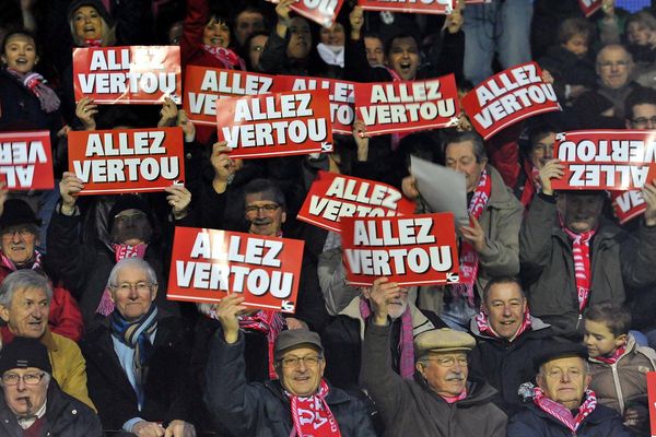 Le maire de St Malo perdu au milieu des supporters de Vertou