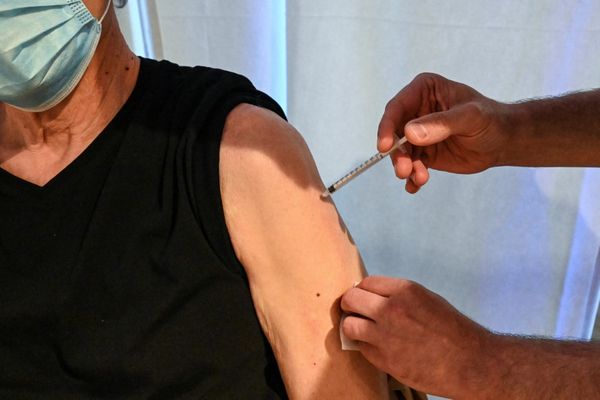 À compter de ce jeudi 29 avril, le centre communal de vaccination de Lupinu, à Bastia, accepte les rendez-vous des personnes âgées de 18 ans et plus. 