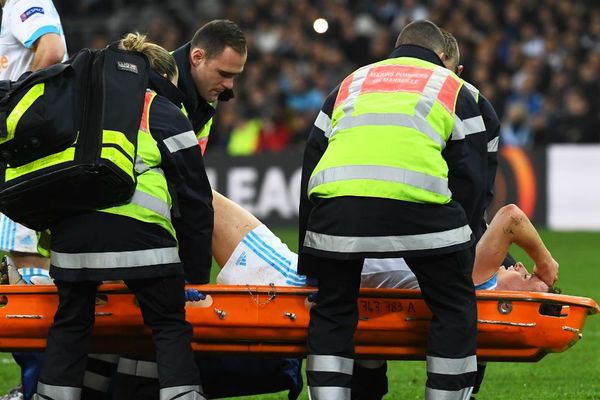 Thauvin s'est effondré de douleur et a quitté la pelouse sur un brancard.