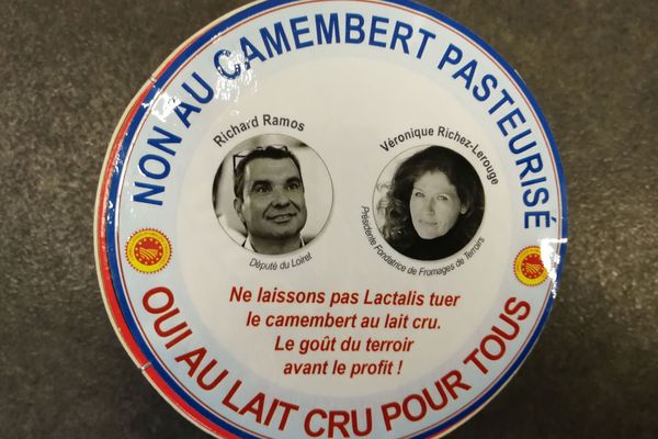 Le député Richard Ramos et Véronique Richez-Lerouge, présidente de Fromages de Terroir, inondent l'Assemblée nationale de camemberts le 13 mars