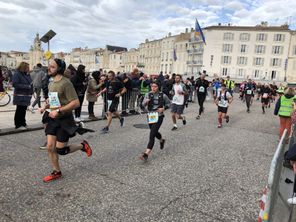 Lors de la dernière édition du marathon de La Rochelle, quelques coureurs étaient équipés de la tête au pied pour ne pas avoir froid.