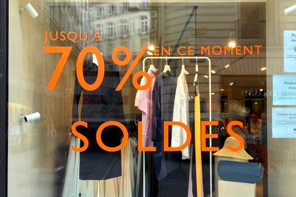 À Nantes, les commerçants du centre ville attaquent fort en proposant 70% de remise sur certains articles au premier jour des soldes d'été