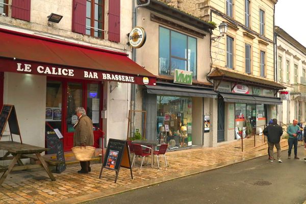 Bars, cafés, restaurants, commerces divers, une vraie vie dynamique dans ce petit village de Dordogne