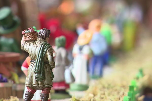 Dans la véranda de Robert Coeurdassier, en Haute-Saône, plus de 350 personnages habitent la crèche de la nativité