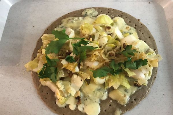 Au Bien roulé, à Clermont-Ferrand, on propose une recette de bourriol au bleu de Laqueuille, aux endives, aux noix et aux pickles de granny.