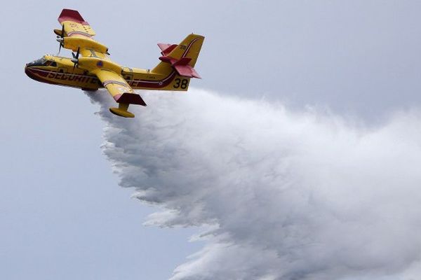 Canadair et bombardier d'eau interviennent sur cet incendie (photo d'illustration)