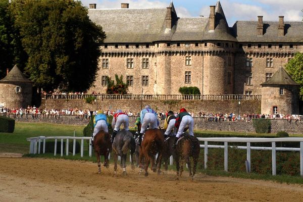 L'hippodrome de Pompadour accueille 11 réunions de courses par an. Celle du 15 août, jour de grand cross, rassemble 5 000 spectateurs.