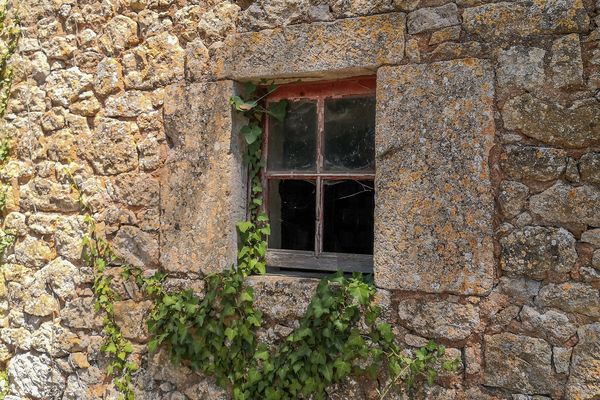 Illustration - un grand nombre de maisons et de terrains sont encore soumis, en Corse, à des problèmes d'indivision.