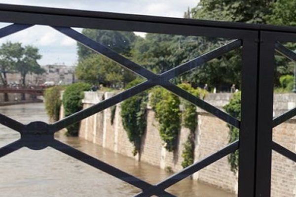 Des vitres sont installées sur le Pont de l'Archevêché