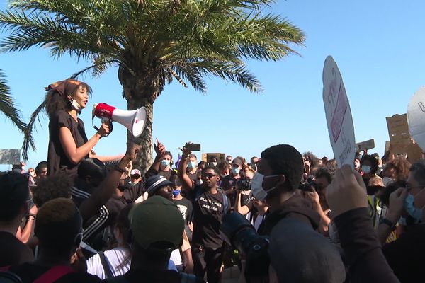 Quand Emma B s'adresse aux manifestants, ce samedi sur la Promenade des Anglais à Nice.