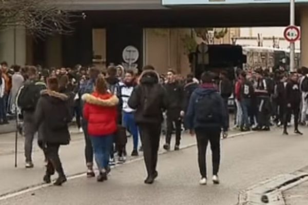 Entre 200 et 300 lycéens ont manifesté lundi et mardi dans le centre de Bourgoin-Jallieu, en Isère.