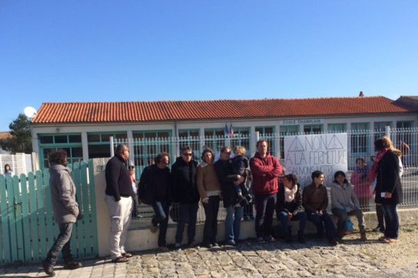 Les parents d'élèves de Hiers-Brouage (17) protestent contre la fermeture d'une classe de maternelle.