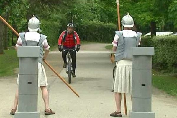 Fête du vélo : la Viarhôna à l'honneur dans le Rhône. Au parc de Miribel-Jonage, des légionnaires romains sont un clin d'oeil au passé et à cette antique voie de circulation...